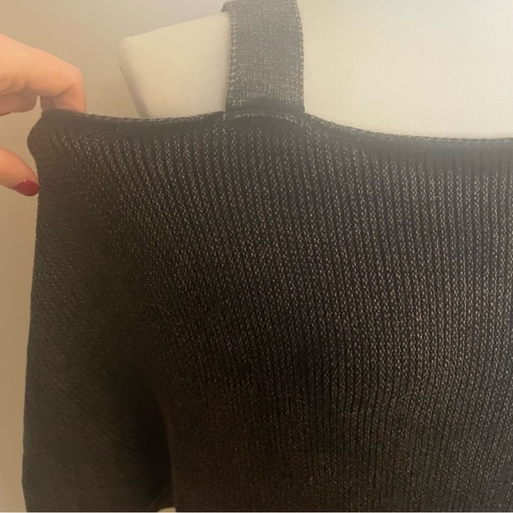 Black cold shoulder sweater - Picture 2 of 7